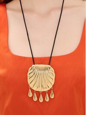 24K Gold Plated Shell Pendant Necklace with Teardrop Dangles NWOT